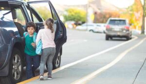 Prendere figli a scuola multa - Inchiostroverde.it (Fonte Foto Canva)