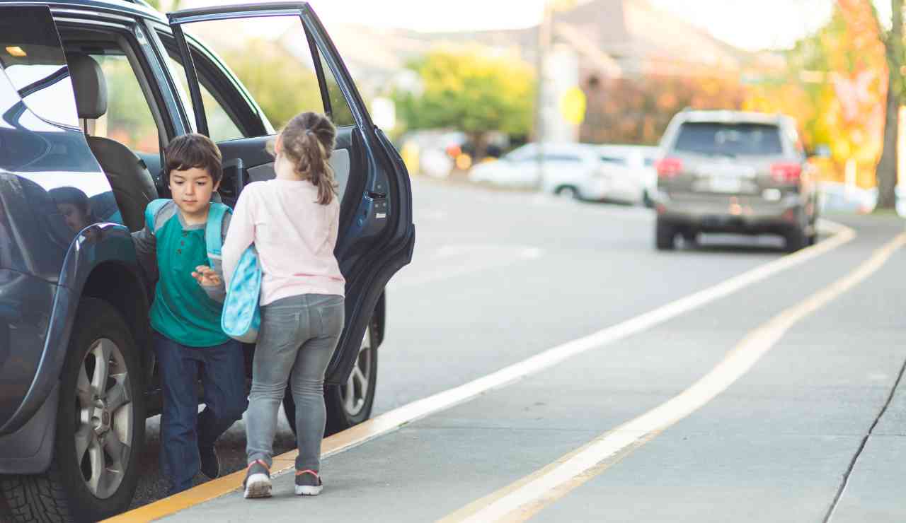 Prendere figli a scuola multa - Inchiostroverde.it (Fonte Foto Canva)