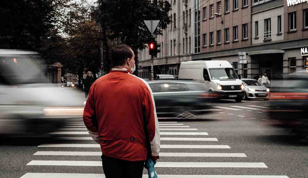 Strisce pedonali scattano le multe - Inchiostroverde.it (Fonte foto Canva)