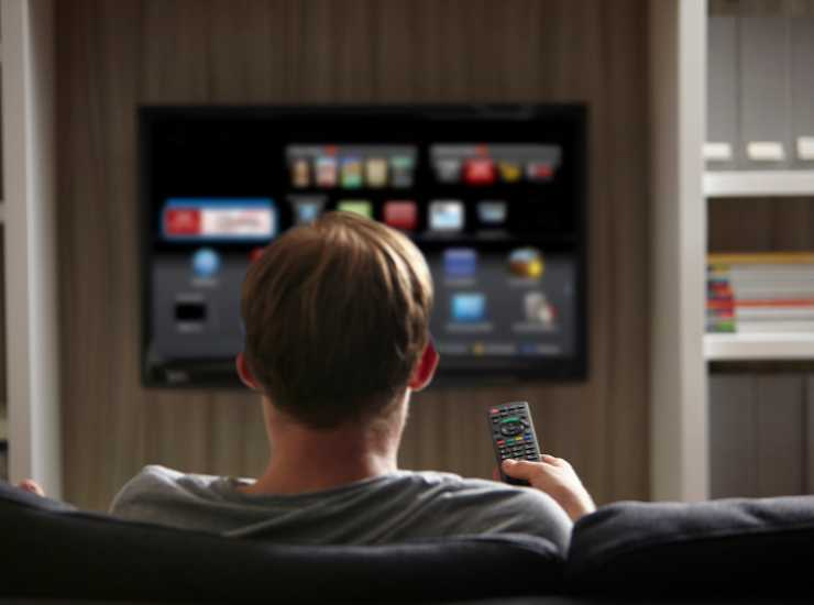 TV se ti beccano paghi una multa di 5mila euro - Inchiostroverde.it (Fonte foto Canva)