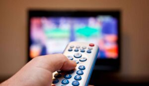 TV se ti beccano paghi una multa di 5mila euro - Inchiostroverde.it (Fonte foto Canva)