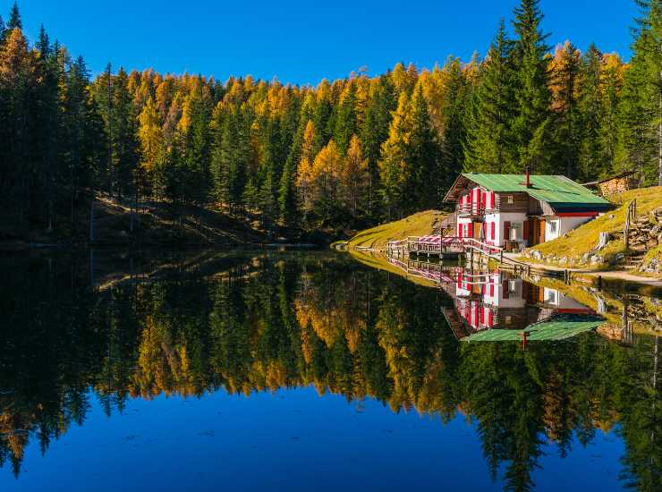 Ti pagano per vivere difronte al lago - Inchiostroverde.it (Fonte foto Canva)