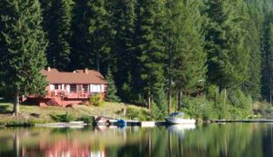 Ti pagano per vivere difronte al lago - Inchiostroverde.it (Fonte foto Canva)