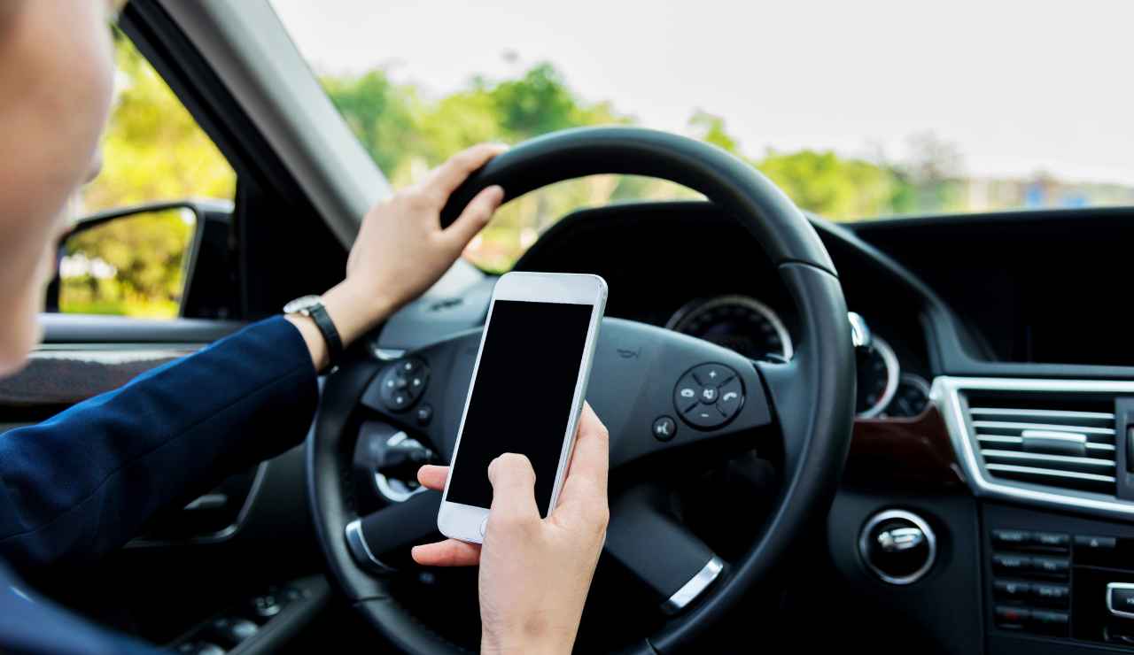 Usare cellulare alla guida - Inchiostroverde.it (Fonte foto Canva)