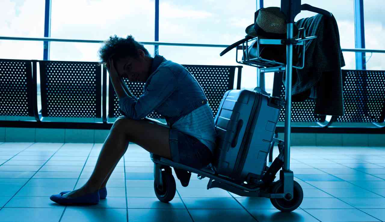 Volo in ritardo ti rimborsano subito 600 euro - Inchiostroverde.it (Fonte Foto Canva)