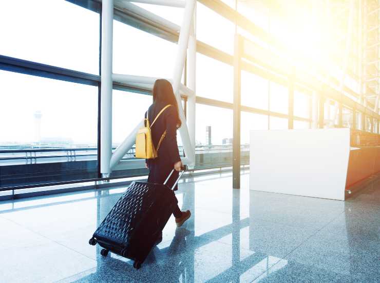 Aeroporto non puoi mettere i jeans - Inchiostroverde.it (Fonte foto Canva)