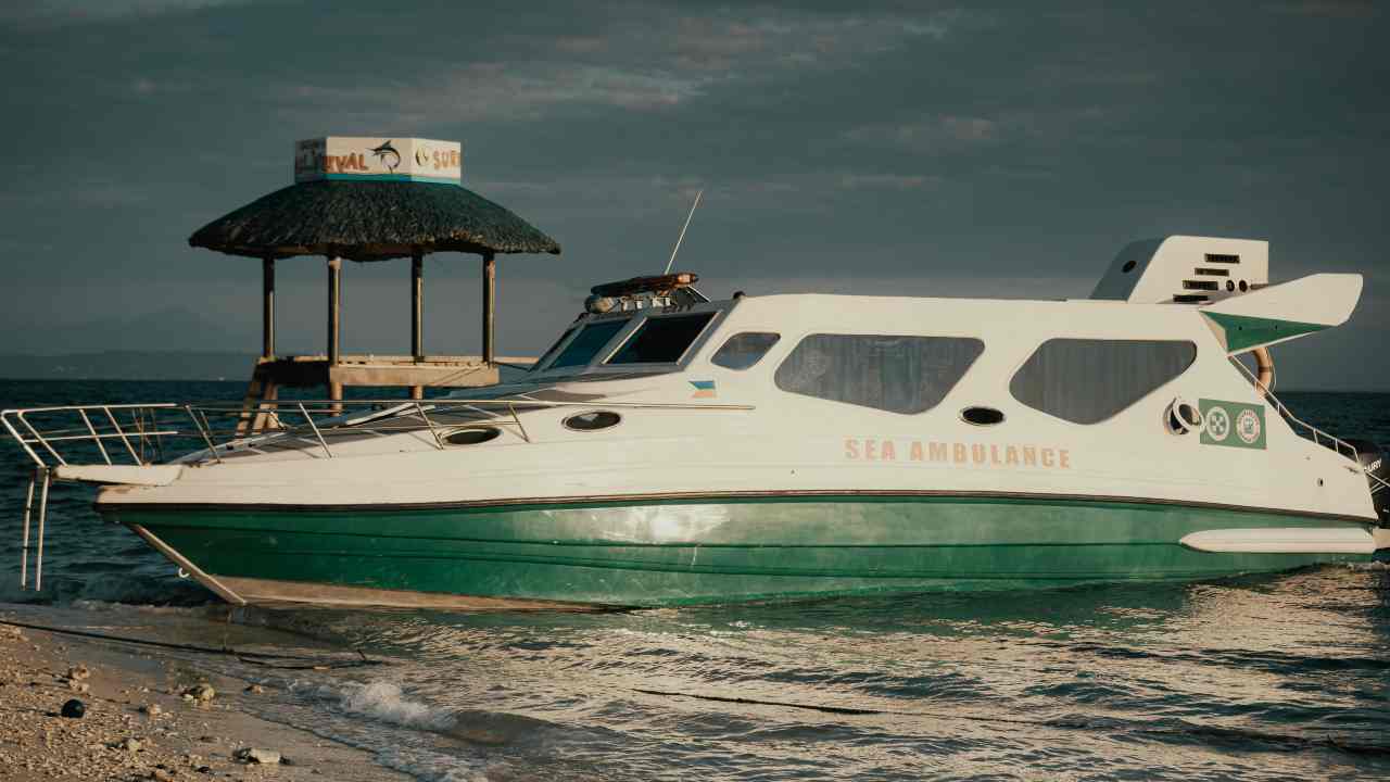 Ambulanza sulla spiaggia (pexels.com) - inchiostroverde.it