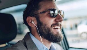 Auricolari al volante multa - Inchiostroverde.it (Fonte foto Canva)