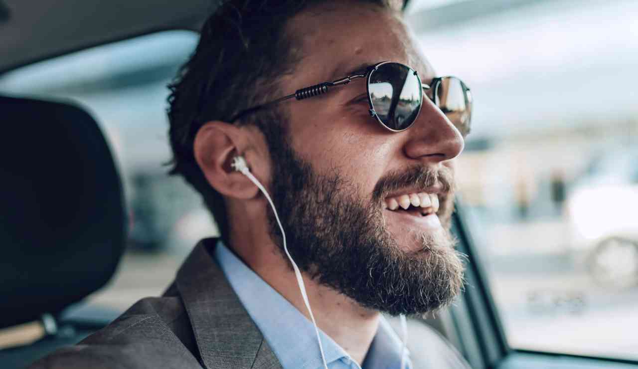 Auricolari al volante multa - Inchiostroverde.it (Fonte foto Canva)
