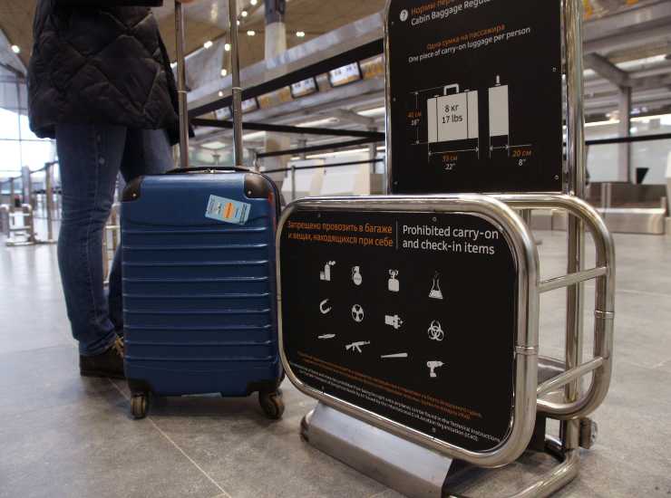 Baglio a mano in aeroporto come evitare che venga manato in stiva - Inchiostroverde.it (Fonte foto Canva)