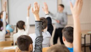 Bambini fuori dalla scuola senza vaccini - Inchiostroverde.it (Fonte foto Canva)