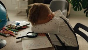 Bambino 'illegale' (pexels.com) - inchiostroverde.it