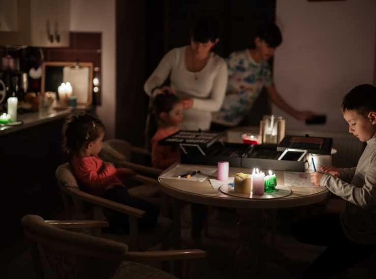 Blackout in città tutto spento - Inchiostroverde.it (Fonte foto Canva)