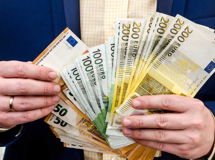 Bonus da 950 euro per gli italiani - Inchiostroverde.it (Fonte foto Canva)