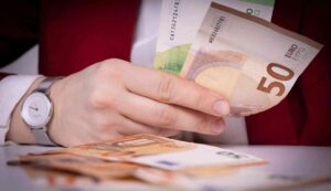 Bonus fedeltà di 500 euro - Inchiostroverde.it (Fonte foto e canva)