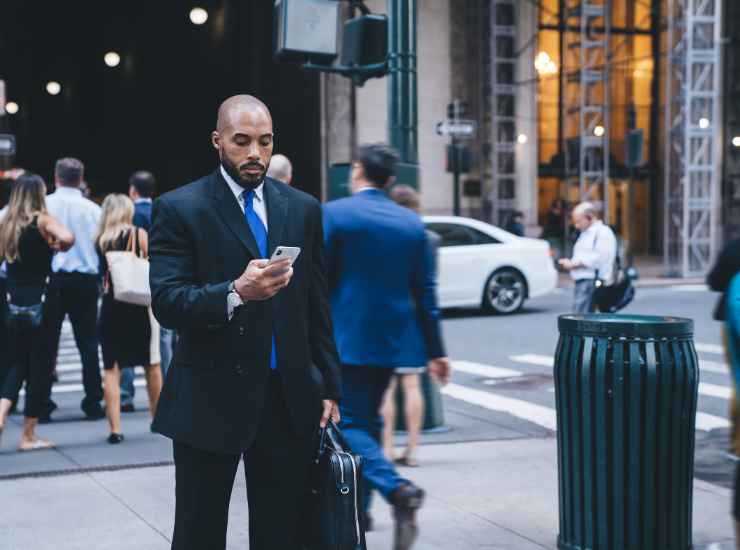 Camminare per guadagnare con smartphone - Inchiostroverde.it (Fonte foto Canva)