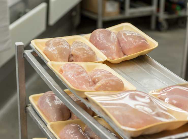 Carne di pollo ti farà finire in ospedale - Inchiostroverde.it (Fonte foto Canva)