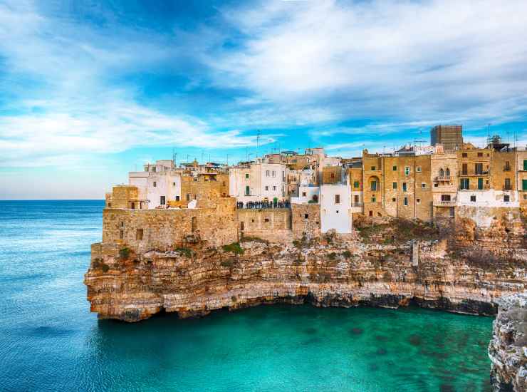 Casa sul mare a partire da 15 euro - Inchiostroverde.it (Fonte foto Canva)