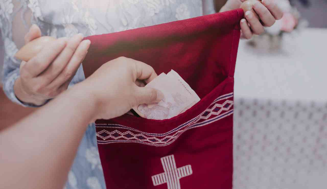 Chiesa in arrivo pagamento con pos - Inchiostroverde.it (Fonte foto Canva)