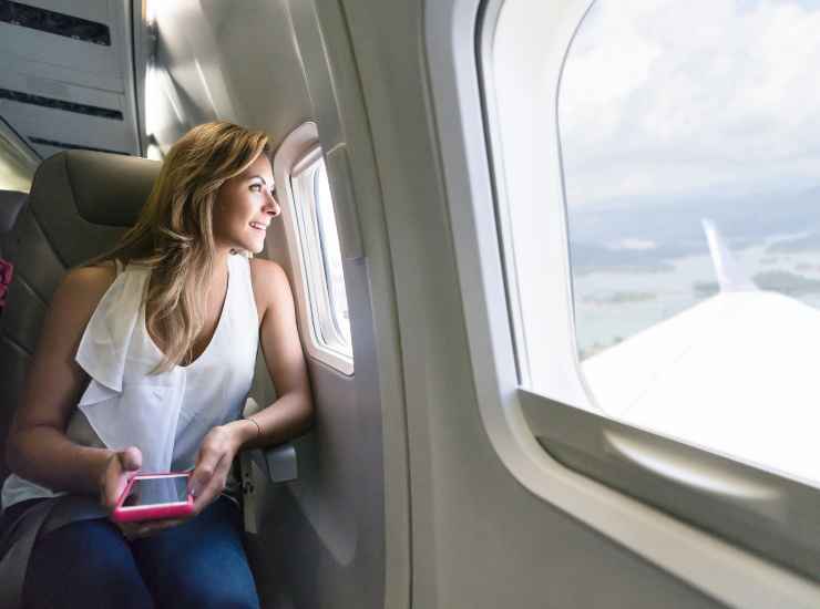 Donna sbattuta fuori dall'aereo per i suoi vestiti volgari - Inchiostroverde.it (Fonte foto Canva)