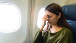 Donna sbattuta fuori dall'aereo per i suoi vestiti volgari - Inchiostroverde.it (Fonte foto Canva)