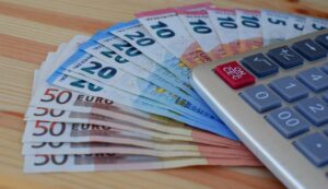 € 700 di spese extra - fonte_Canva - inchiostroverde.it