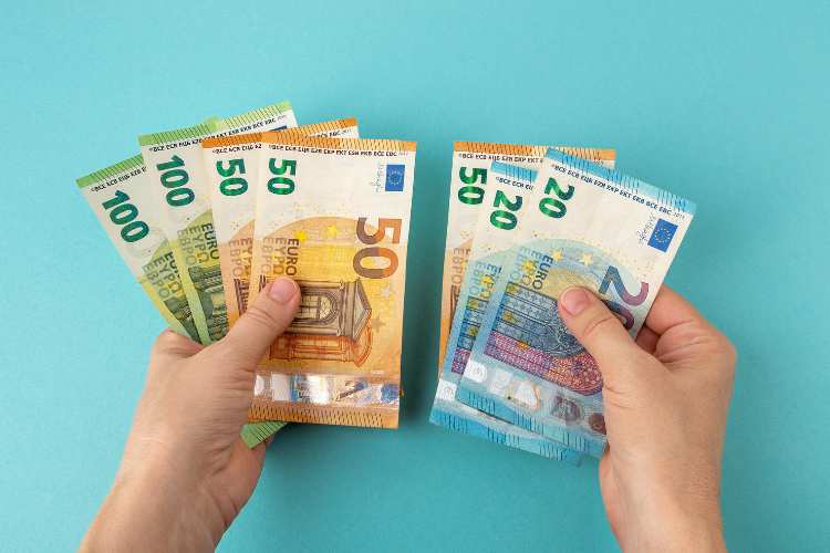 € 700 - fonte_Canva - inchiostroverde.it