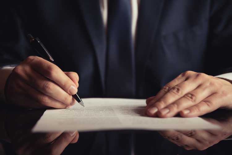 Firma contratto - fonte_Canva - inchiostroverde.it
