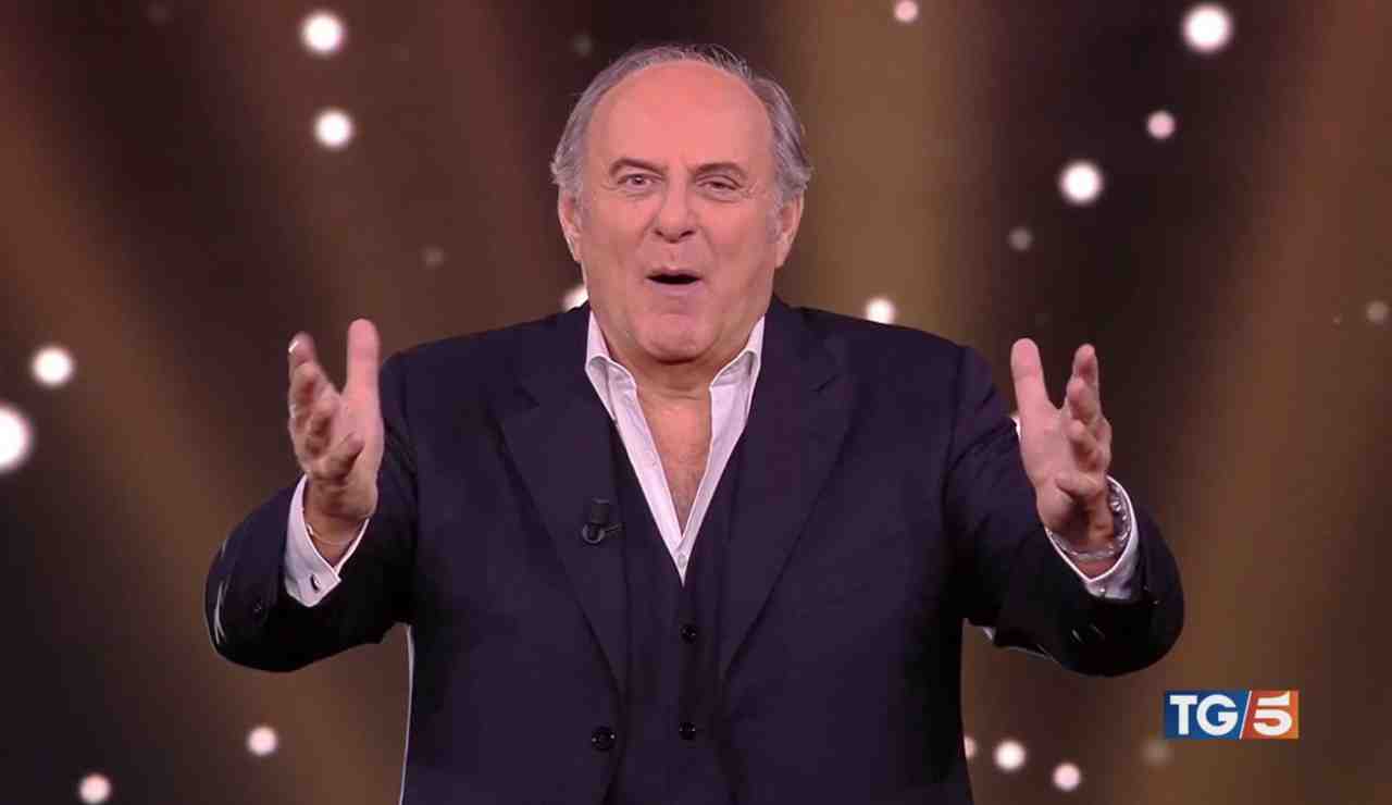 Gerry Scotti preso a sberle - Inchiostroverde.it (Fonte foto Mediaset Infinity)