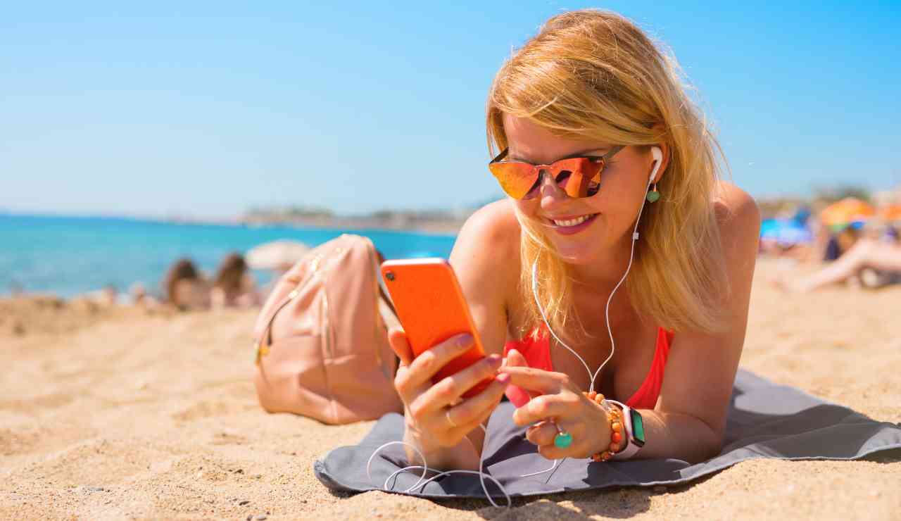 Multa in spiaggia se guardi la partita - Inchiostroverde.it (Fonte foto Canva)