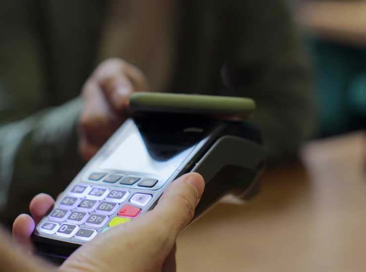 Pagamenti con pos ti tolgono un sacco di soldi - Inchiostroverde.it (Fonte foto Canva)