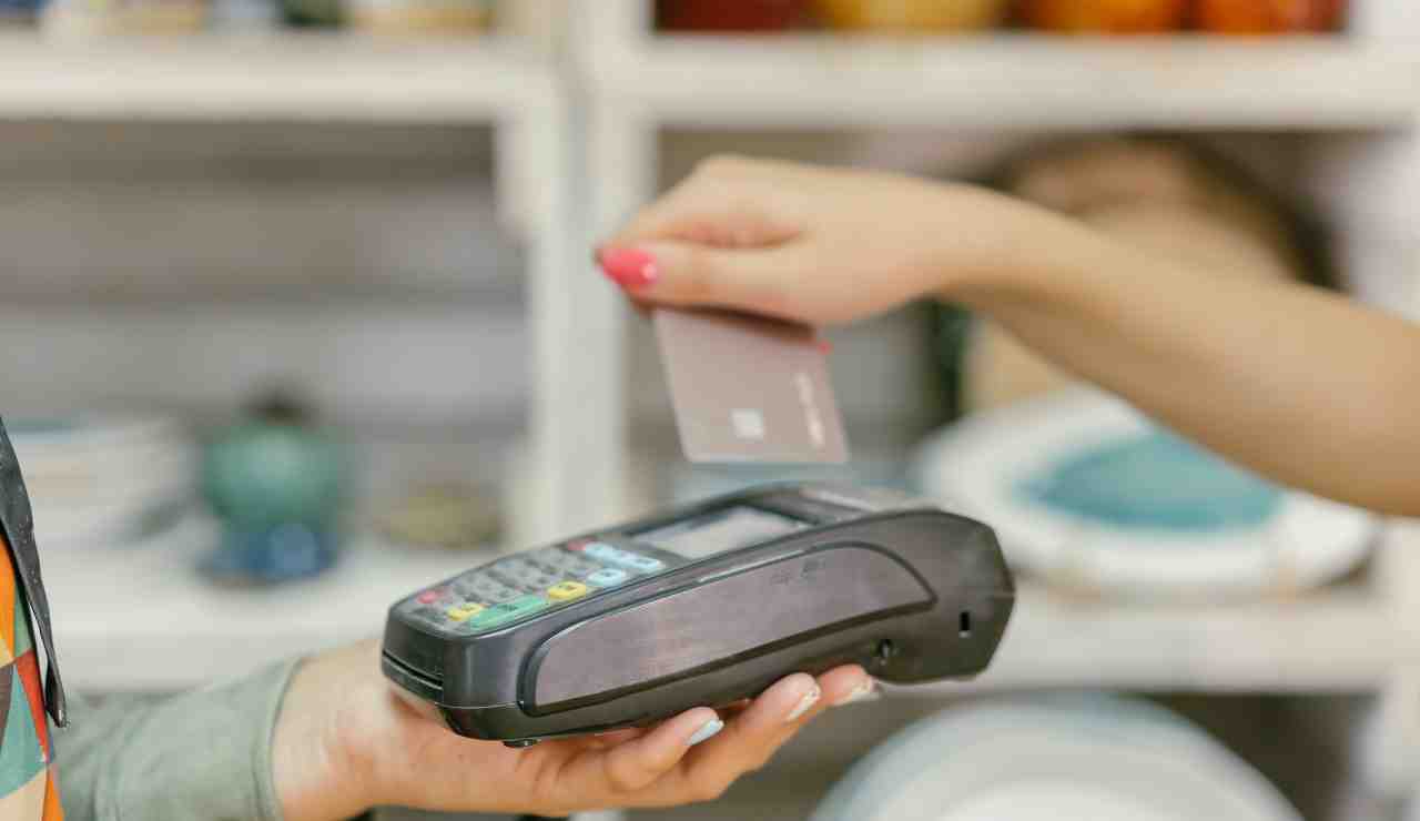 Pagamenti con pos ti tolgono un sacco di soldi - Inchiostroverde.it (Fonte foto Canva)