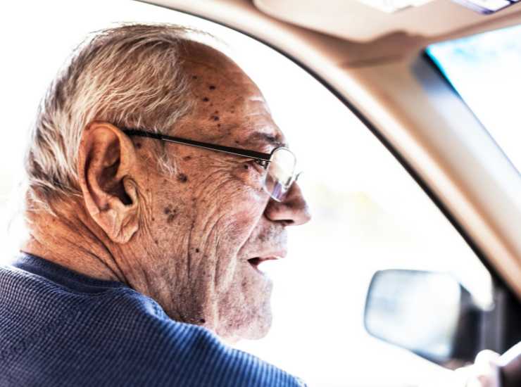Patente ritirata per gli over 75 - Inchiostroverde.it (Fonte foto Canva)
