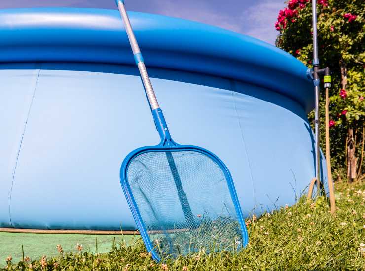 Piscina in giardino multa di 5000 euro - Inchiostroverde.it (Fonte foto Canva)