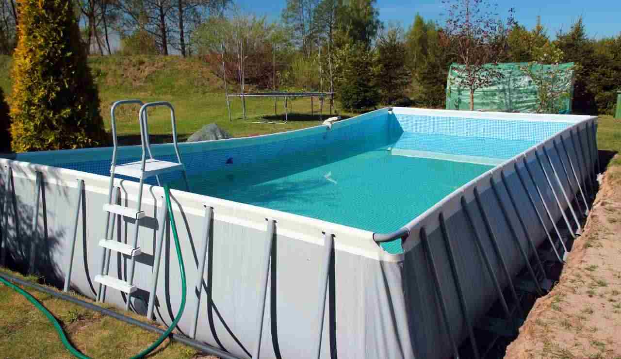 Piscina in giardino multa di 5000 euro - Inchiostroverde.it (Fonte foto Canva)
