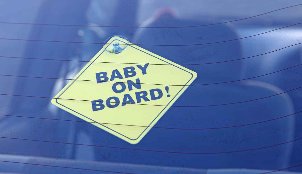 Polizia multa per gli adesivi auto - Inchiostroverde.it (Fonte foto Canva)