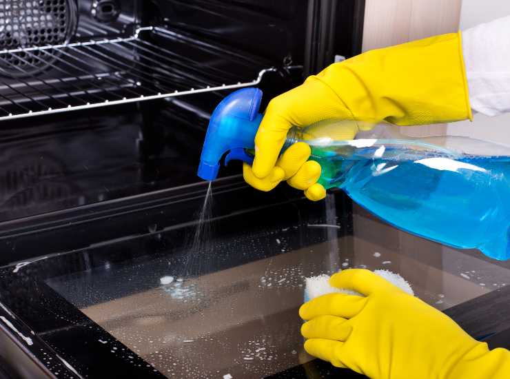 Pulire forno senza smontarlo - Inchiostroverde.it (Fonte doto Canva)