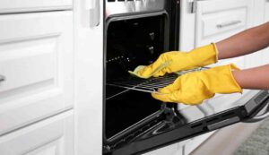 Pulire forno senza smontarlo - Inchiostroverde.it (Fonte doto Canva)