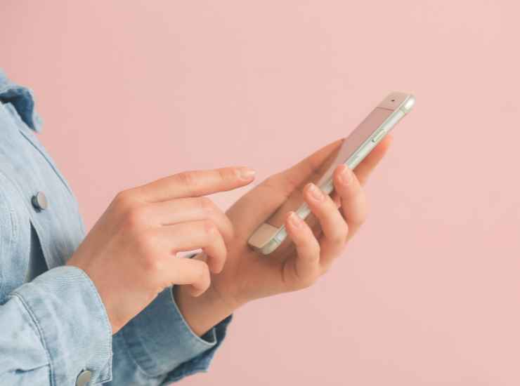 Truffa messaggio whatsapp - Inchiostroverde.it (Fonte foto Canva)