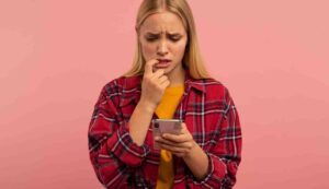 Truffa messaggio whatsapp - Inchiostroverde.it (Fonte foto Canva)