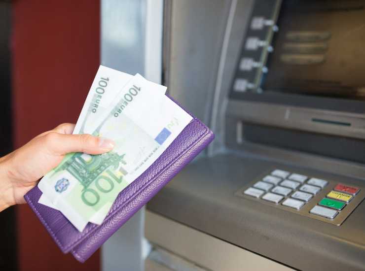 Bancomat scatta la tassa di 200 euro - Inchiostroverde.it (Fonte foto Canva)