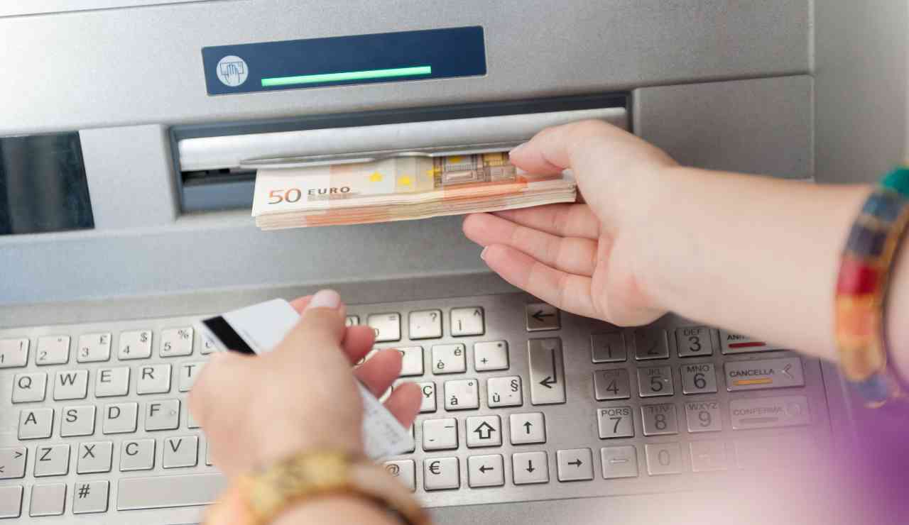 Bancomat scatta la tassa di 200 euro - Inchiostroverde.it (Fonte foto Canva)