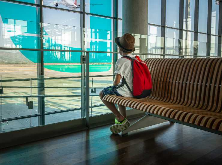 Lascia tuo figlio all'aeroporto e parti per le vacanze - Inchiostroverde.it (Fonte foto Canva)
