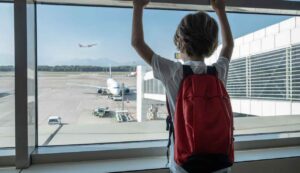 Lascia tuo figlio all'aeroporto e parti per le vacanze - Inchiostroverde.it (Fonte foto Canva)