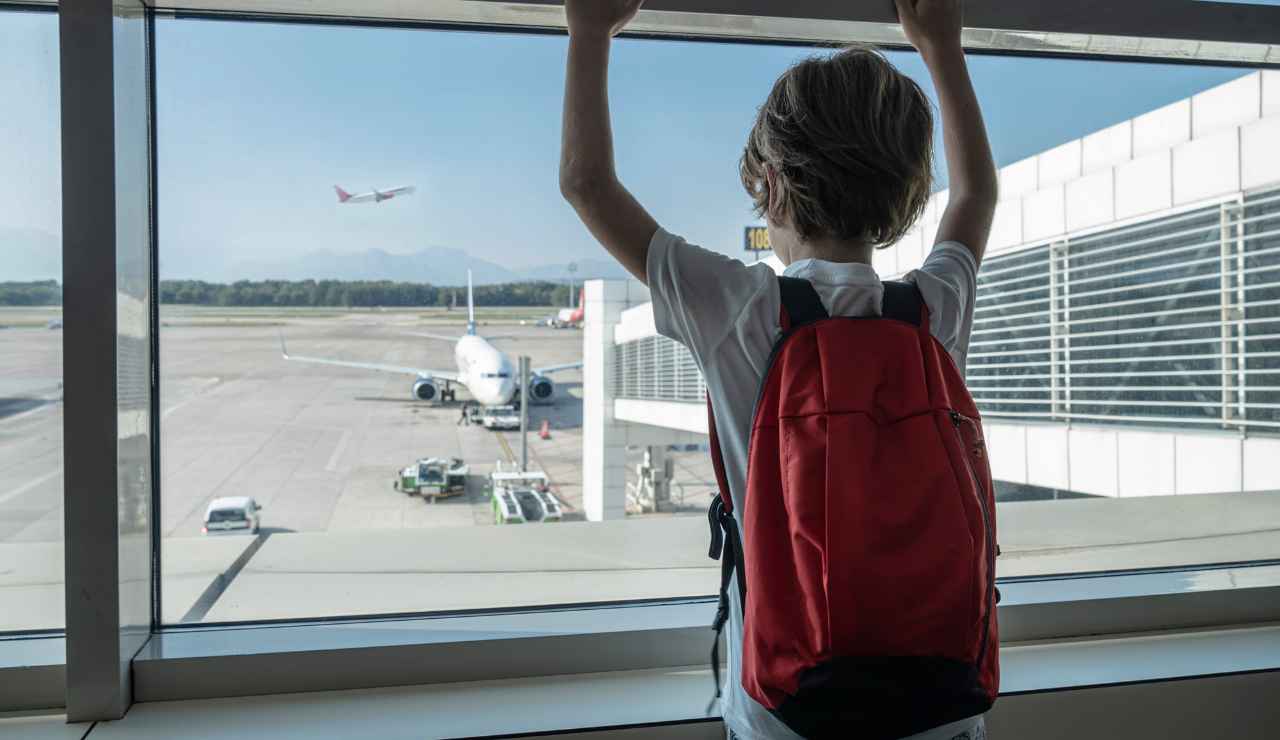 Lascia tuo figlio all'aeroporto e parti per le vacanze - Inchiostroverde.it (Fonte foto Canva)