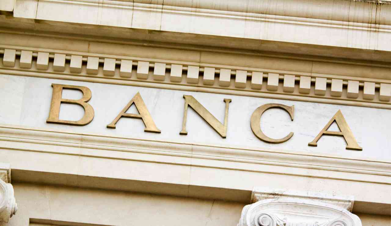 Governo contro le banche - Inchiostroverde.it (Fonte foto Canva)