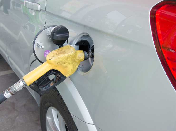 Risparmio benzina assicurato ecco come - Inchiostroverde.it (Fonte foto Canva)