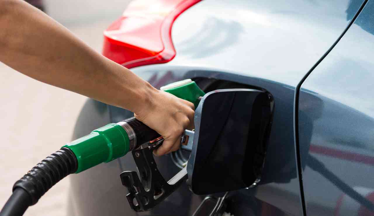 Risparmio benzina assicurato ecco come - Inchiostroverde.it (Fonte foto Canva)