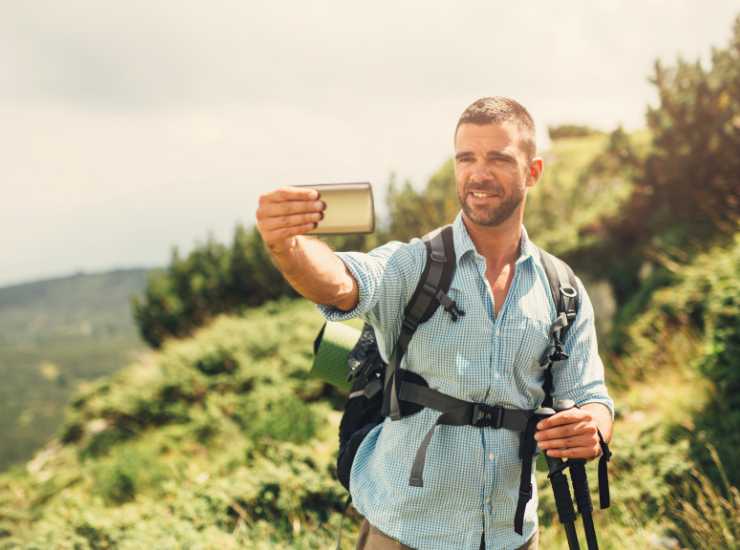 Selfie in montagna da oggi li paghi 5 euro - Inchiostroverde.it (Fonte Foto Canva)