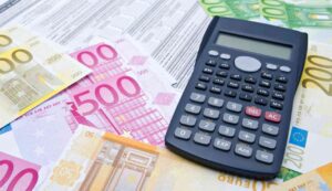 Sovrattassa per gli italiani costretti a pagare 200 euro in più - Inchiostroverde.it (Fonte foto Canva)